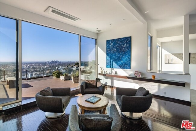 Foto del edificio - 8580 Hillside Ave