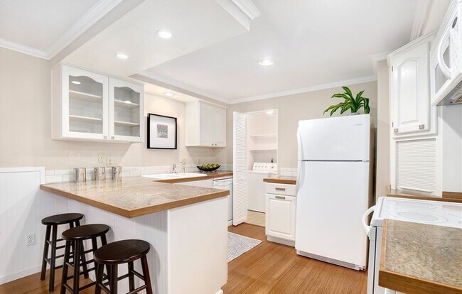 Building Photo - 2 Bed and 2 Bath Cozy Condo in Kirkland Av...