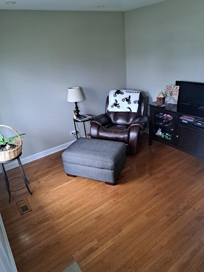 Building Photo - 1990 Middlebury Dr