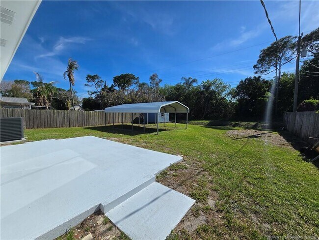 Building Photo - 5968 SE Avalon Dr