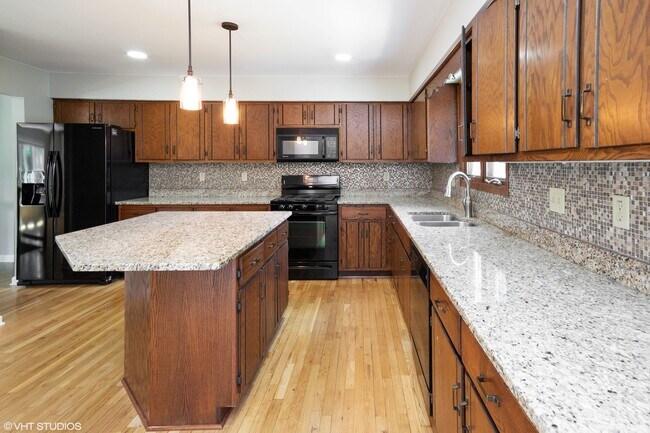 Building Photo - 12811 S Hadfield Dr