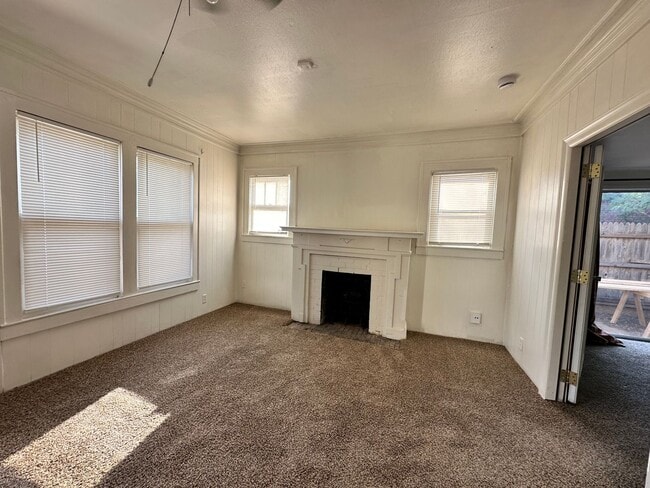 Building Photo - 2/1 In South Overton