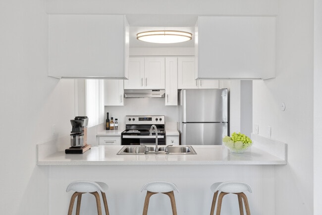 Upgraded Apartment - Naples Court