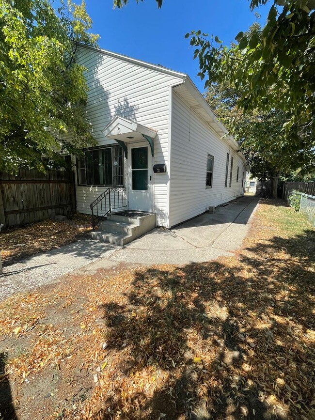 Building Photo - 37 Broadwater Ave