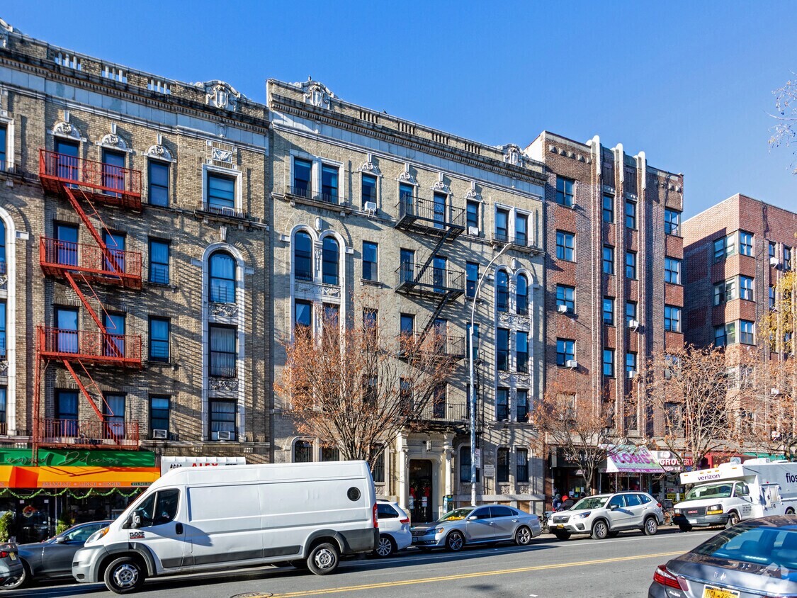 Building Photo - 624 W 207th St