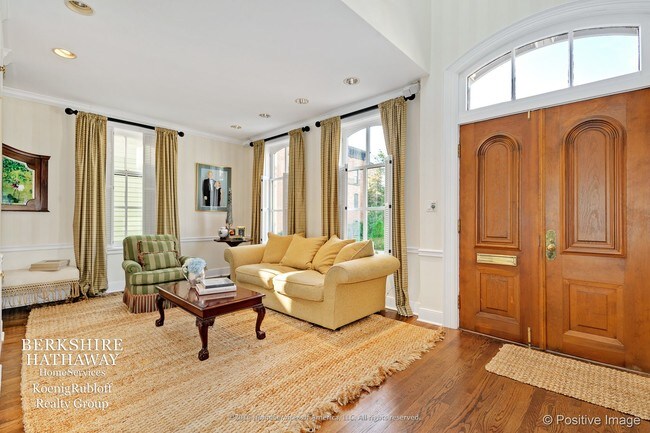 Foto del edificio - 327 W Menomonee St