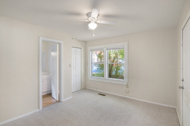 Foto del edificio - Completely Renovated 3 Bedroom.