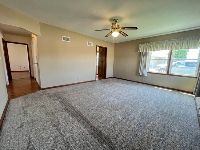 Foto del edificio - East Side 2 Bed/2 Bath w/ Bonus Room!