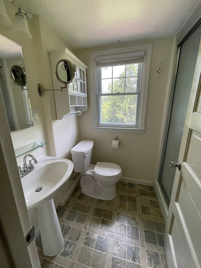 Building Photo - 3 bedroom/1 bath House Suncrest Close to M...