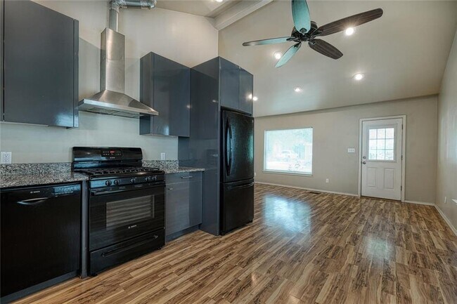 Foto del edificio - 2705 La Mesa Dr