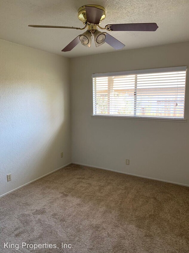 Building Photo - 305-307 La Vida Way