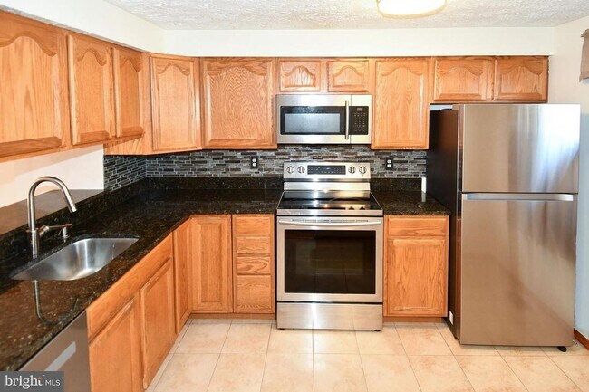 Foto del edificio - This bright and updated three level townhouse in Springfield offers a welcoming blend of style an...