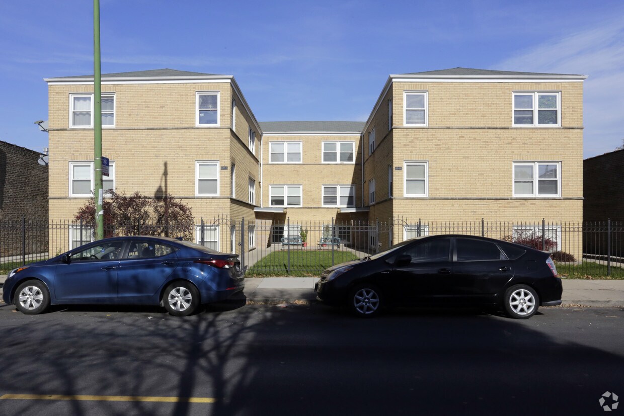 Building Photo - 6944 W Diversey