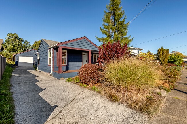 Welcome to your new dream home! You'll enjoy a 3 car private driveway and a garage. - 3922 S Eddy St