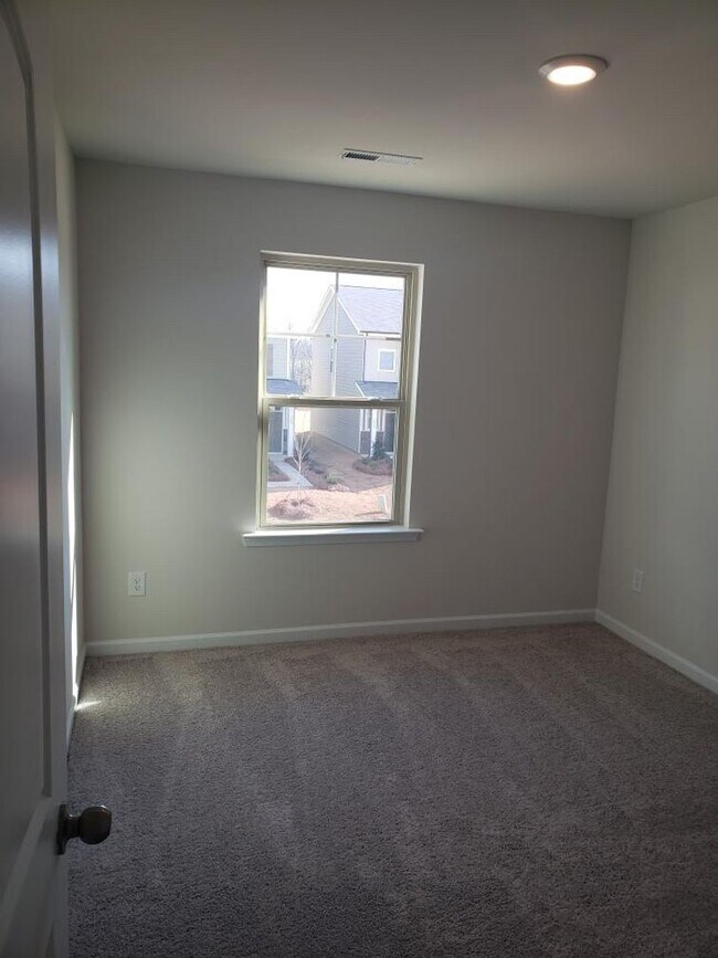 Foto del edificio - Room in 4 Bedroom Home at 1004 Maylen Trace