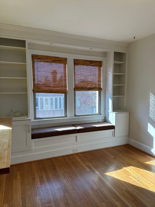 Building Photo - Historic Capitol Hill One Bedroom W/Open F...