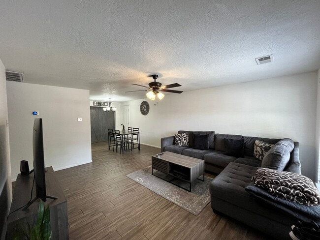 Building Photo - Modern 3 Bedroom 2 Bathroom Home In The NE!
