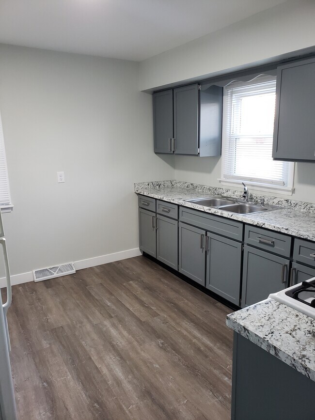 Building Photo - Beautiful Fully Remodeled 2 Bed / 1 Bath L...