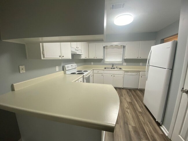 Foto del edificio - Centrally Located Duplex Unit w/Easy Acces...