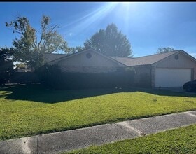 Building Photo - 211 Chantilly Dr