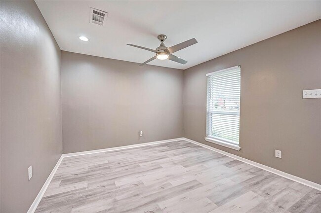 Building Photo - 4402 Oak Shadows Dr
