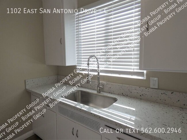 Foto del edificio - 1 BEDROOM | 1 BATH IN A GATED BUILDING WIT...