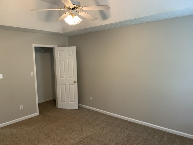 Master bedroom - 130 Saddlebrook Way