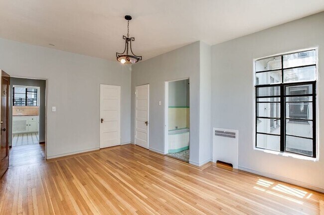 Building Photo - Spacious & Bright  1BD/2BA Berkeley Apartm...