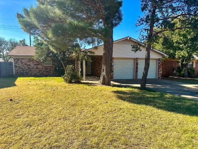 Building Photo - Beautiful 3/2 with a Bonus Room!