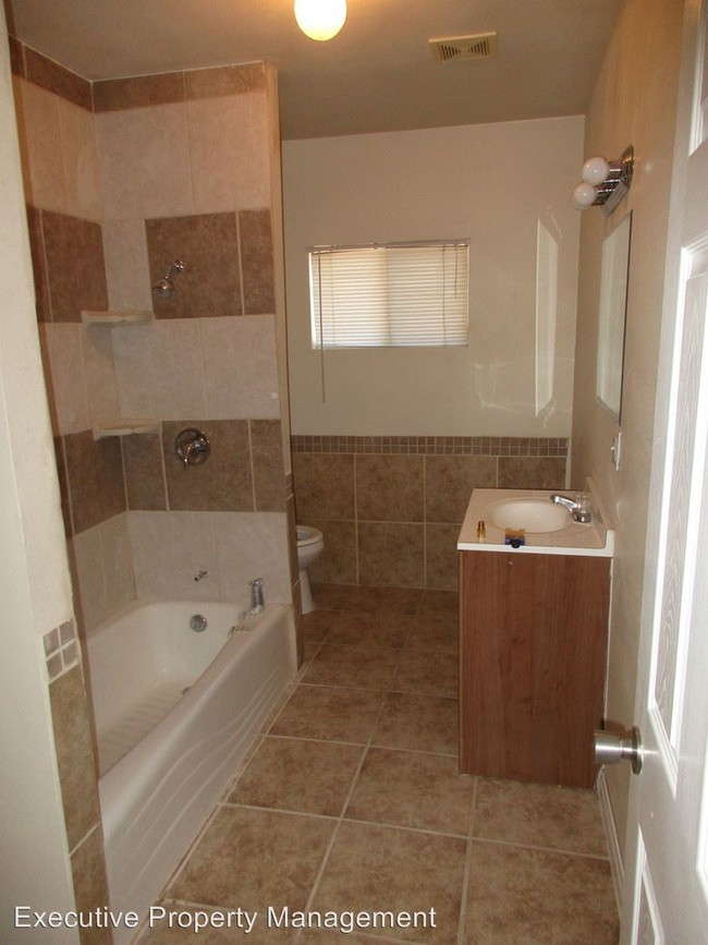 Building Photo - 4 br, 2 bath House - 1118 Chico Street