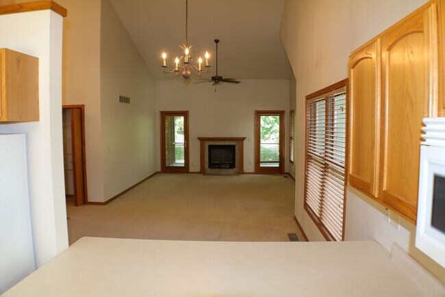 Foto del edificio - $2,050 | 4 Bedroom, 2 Bathroom Town Home |...