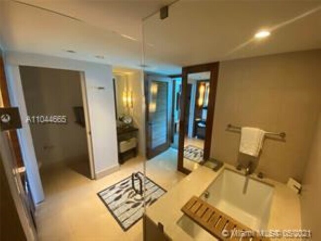 Building Photo - 6801 Collins Ave