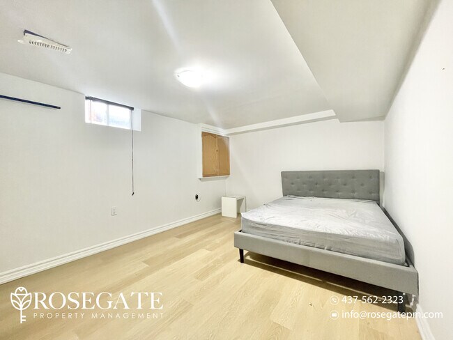 Photo du bâtiment - Bright 3-Bedroom Basement Apartment in Pic...