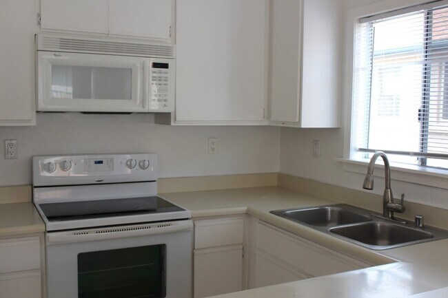 Building Photo - 2-bedroom, 2-bathroom Apartment located in...