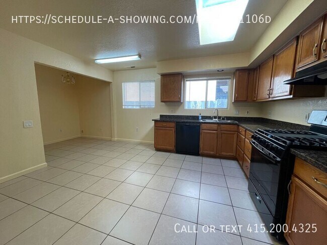 Building Photo - Beautiful 3 Bedroom Home in Monterey Avail...