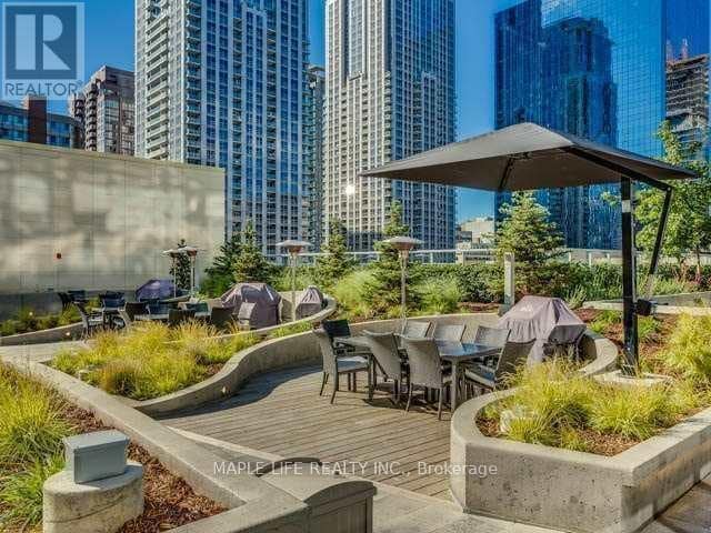 Building Photo - 388 Yonge St