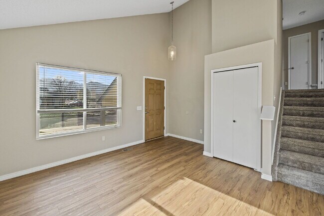 Foto del edificio - Convenient, Comfortable, and Close to Fort Carson and I-25! – 3BR Tri-Level in Colorado Springs!