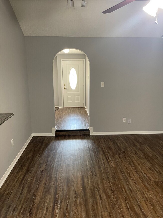 Foto del edificio - 614 Meadowglen Dr