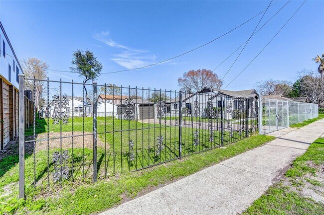 Foto del edificio - 5211 Farmer St