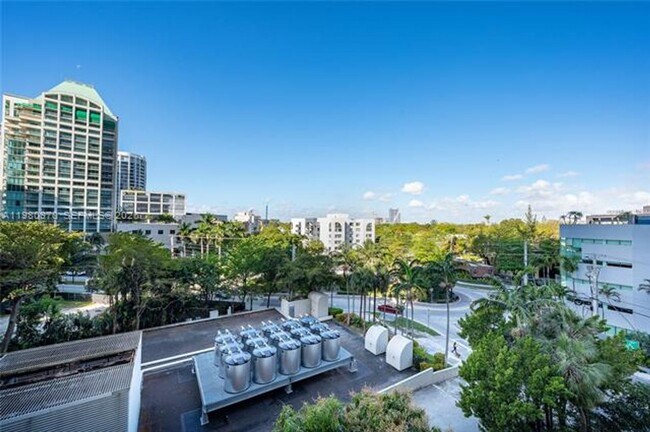 Foto del edificio - 2678 Tigertail Ave
