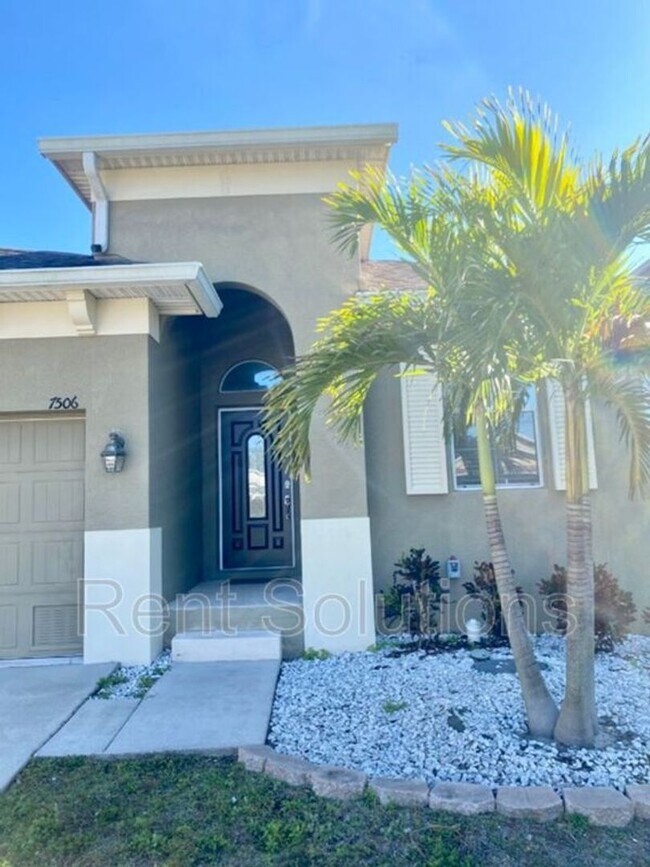 Foto del edificio - Beautiful 3 BR/2 BA/2 car garage Home loca...