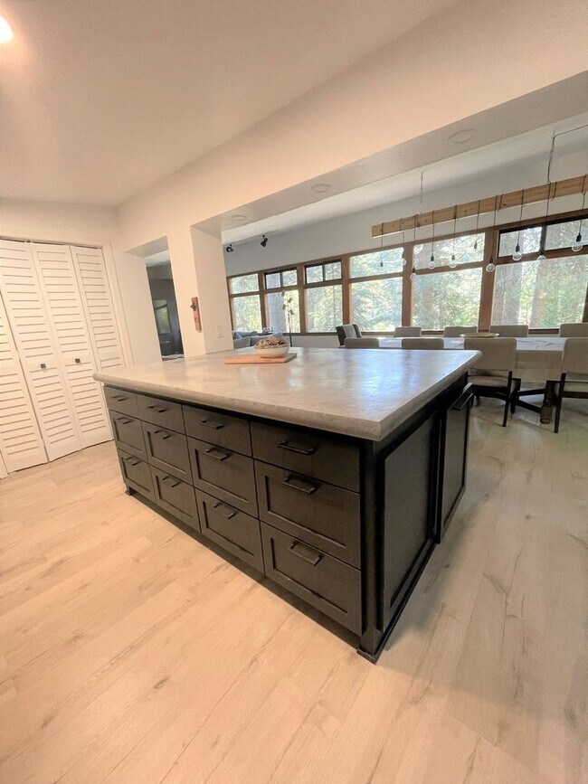 Building Photo - Tahoe City Four Bedroom House- Ski Lease