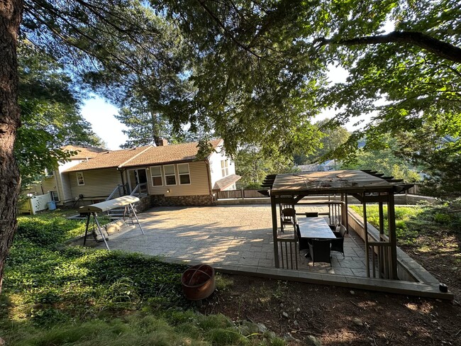 Building Photo - 35 Glen Cir