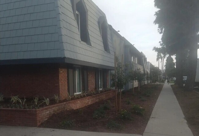 Foto del edificio - 5560 Ackerfield Ave