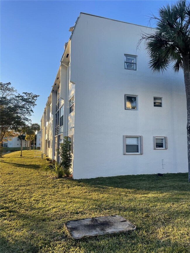 Foto del edificio - 8510 Sunrise Lakes Blvd