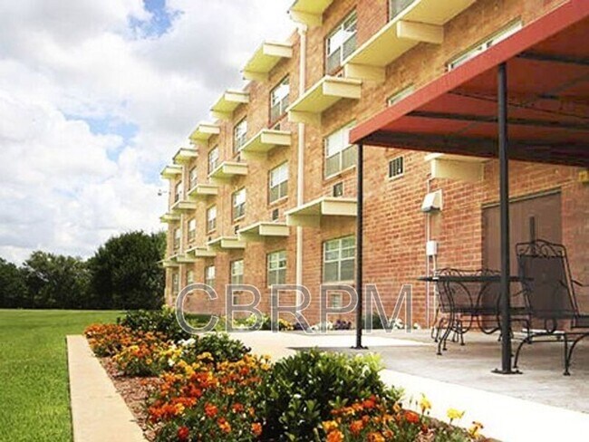 Building Photo - 2601 York Ave