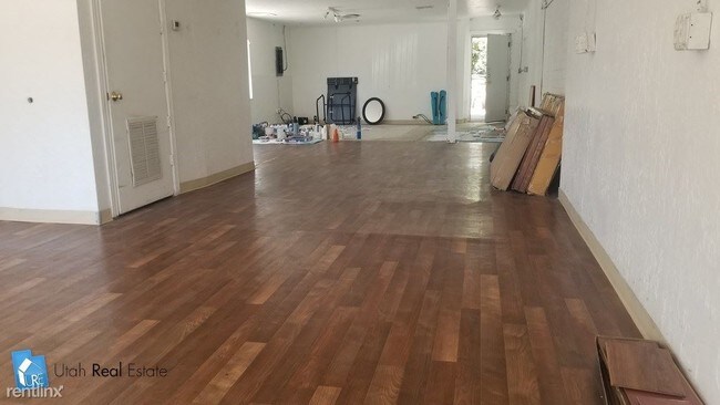 Building Photo - Studio, 1 bath Condo - Mini Market