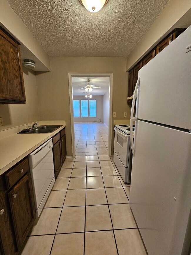 Foto del edificio - (2) Bed/(2) Bath Duplex Avail NOW! Small Pet Negotiable!