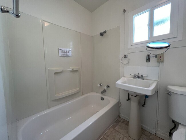Foto del edificio - One Bedroom Unit in National City