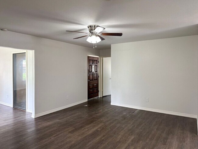 Building Photo - Spacious 3/2